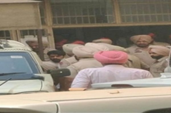 ਗੈਂਗਸਟਰ ਲਾਰੈਂਸ ਬਿਸ਼ਨੋਈ ਦੀ ਜਲੰਧਰ ਅਦਾਲਤ ’ਚ ਪੇਸ਼ੀ, ਅੰਮਿ੍ਰਤਸਰ ਪੁਲਿਸ ਨੇ 10 ਦਿਨਾ ਰਿਮਾਂਡ ’ਤੇ ਲਿਆ