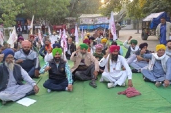 ਜਲੰਧਰ ਦੇ ਡੀਸੀ ਦਫ਼ਤਰ ‘ਚ ਟਰੈਕਟਰ ਟਰਾਲੀਆਂ ਲੈ ਕੇ ਦਾਖ਼ਲ ਹੋਏ ਕਿਸਾਨ, ਅਣਮਿੱਥੇ ਸਮੇਂ ਲਈ ਲਾਇਆ ਧਰਨਾ
