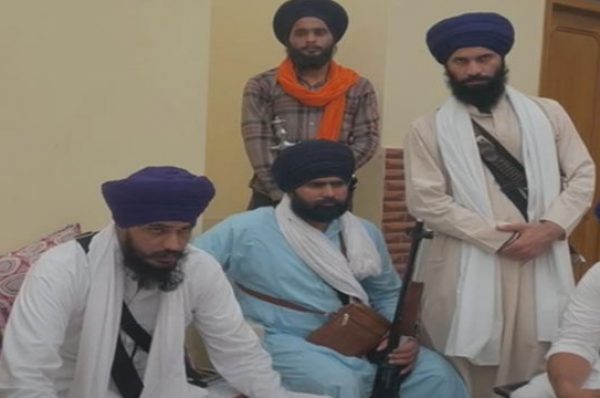 ਅੰਮ੍ਰਿਤਪਾਲ ਸਿੰਘ ਮੋਗਾ ਦੇ ਇਕ ਡੇਰੇ ‘ਚ ਨਜ਼ਰਬੰਦ, ਭਾਰੀ ਪੁਲਿਸ ਬਲ ਤਾਇਨਾਤ, 5 ਵਜੇ ਪਹੁੰਚਣਾ ਸੀ ਜਲੰਧਰ