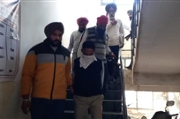 10,000 ਰੁਪਏ ਦੀ ਰਿਸ਼ਵਤ ਲੈਂਦਾ ਕਾਨੂੰਗੋ ਵਿਜੀਲੈਂਸ ਬਿਊਰੋ ਨੇ ਰੰਗੇ ਹੱਥੀਂ ਕੀਤਾ ਕਾਬੂ