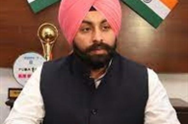 ਖੰਨਾ ‘ਚ ਦਾਦੇ-ਦਾਦੀ ਦੀ ਐਂਟਰੀ ਬੈਨ ਕਰਨ ਵਾਲੇ ਸਕੂਲ ਦੀ ਵਧੀ ਮੁਸ਼ਕਿਲ, ਸਿੱਖਿਆ ਮੰਤਰੀ ਨੇ ਭੇਜਿਆ ਨੋਟਿਸ