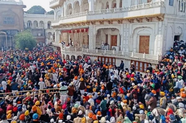 ਭਾਈ ਅੰਮ੍ਰਿਤਪਾਲ ਸਿੰਘ ਨੇ ਸ੍ਰੀ ਅਕਾਲ ਤਖ਼ਤ ਸਾਹਿਬ ਤੋਂ ਸ਼ੁਰੂ ਕੀਤੀ ‘ਖਾਲਸਾ-ਵਹੀਰ ਯਾਤਰਾ’, ਹਜ਼ਾਰਾਂ ਦੀ ਗਿਣਤੀ ‘ਚ ਸ਼ਾਮਲ ਹੋਏ ਸਿੱਖ