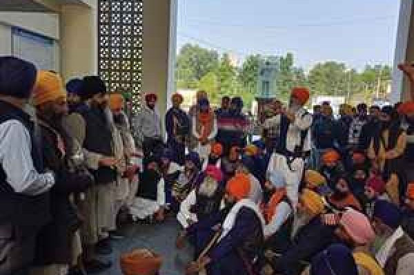 ਗੁਰਦਾਸਪੁਰ ‘ਚ ਸਿੱਖ ਜਥੇਬੰਦੀਆਂ ਨੇ ਘੇਰਿਆ SSP ਦਫ਼ਤਰ, ਸ੍ਰੀ ਦਰਬਾਰ ਸਾਹਿਬ ਬਾਰੇ ਵਿਵਾਦਤ ਬਿਆਨ ਦੇਣ ਵਾਲੇ ਦੀ ਗ੍ਰਿਫ਼ਤਾਰੀ ‘ਤੇ ਅੜੇ