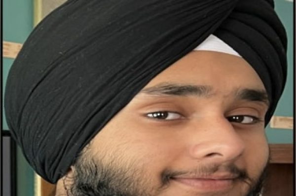 ਕੋਮਲਪ੍ਰੀਤ ਸਿੰਘ ਕੋਮਲ ਸਸਕੈਚਵਨ (ਕੈਨੇਡਾ) ਦੇ ਸ਼ਹਿਰ ਰੀਜਾਇਨਾ ਏਅਰਪੋਰਟ ’ਤੇ ਸਕਰੀਨਿੰਗ ਅਫ਼ਸਰ ਬਣਿਆ
