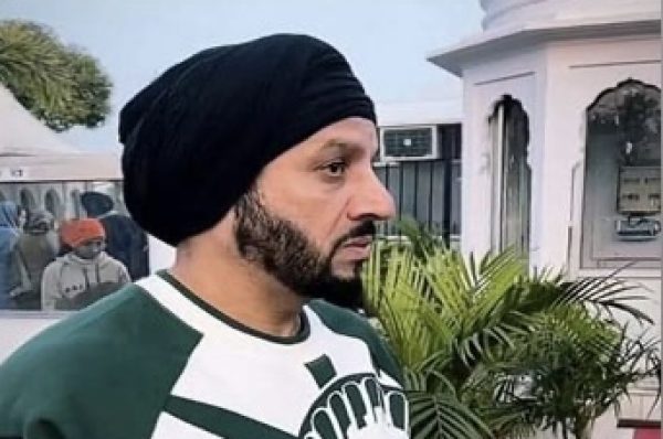 ਦਸਤਾਰ ਸਜਾ ਕੇ ਗੁਰਦੁਆਰਾ ਫ਼ਤਿਹਗੜ੍ਹ ਸਾਹਿਬ ਵਿਖੇ ਹੋਏ ਨਤਮਸਤਕ ਹੋਏ ਪੰਜਾਬੀ ਗਾਇਕ ਜੈਜ਼ੀ ਬੀ