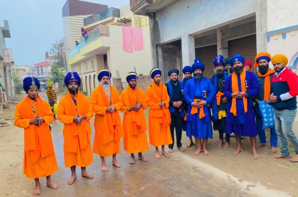 ਪਿੰਡ ਪਤੱੜ ਖ਼ੁਰਦ ਦੀ ਸੰਗਤਾਂ ਵੱਲੋਂ ਬਾਬਾ ਜੀਵਨ ਸਿੰਘ ਦੀ ਯਾਦ ਵਿੱਚ ਕੱਢੇ ਨਗਰ ਕੀਰਤਨ ਵਿੱਚ ਪਿੰਡ ਦੀ ਸੰਗਤਾਂ ਵੱਲੋਂ ਫੁੱਲਾ ਦੀ ਵਰਖਾ ਕੀਤੀ ਗਈ