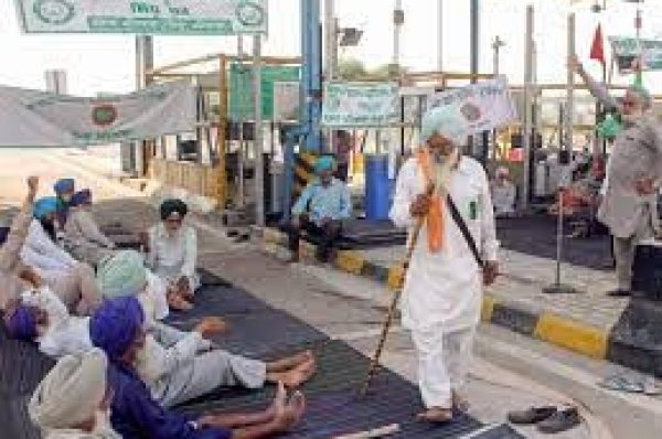 ਕਿਸਾਨਾਂ ਵੱਲੋਂ ਟੋਲ ਪਲਾਜ਼ਿਆਂ ‘ਤੇ ਲਾਏ ਧਰਨਿਆਂ ’ਤੇ ਹਾਈ ਕੋਰਟ ਦੀ ਵੱਡੀ ਟਿਪਣੀ, ਕਿਹਾ- ਵੱਡਾ ਮਾਮਲਾ, ਡਬਲ ਬੈਂਚ ਕਰੇ ਸੁਣਵਾਈ