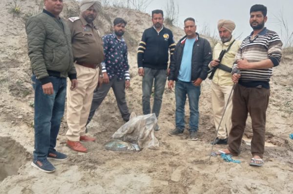 ਥਾਣਾ ਮਹਿਤਪੁਰ ਦੀ ਪੁਲਿਸ ਵੱਲੋ 05 ਡਿੱਗੀਆ ਹੋਲ ਵਿੱਚੋ 1000 ਕਿੱਲੋ ਲਾਹਣ ਨਜਾਇਜ ਲਾਹਣ ਬ੍ਰਾਮਦ ਕਰਕੇ ਨਸ਼ਟ ਕੀਤੀ।