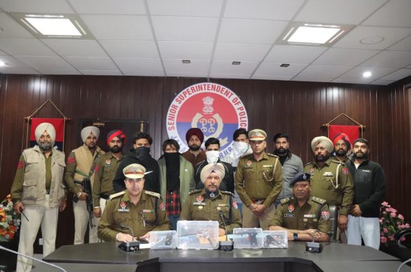 ਥਾਣਾ ਕਰਤਾਰਪੁਰ ਅਤੇ ਸੀ.ਆਈ.ਏ. ਸਟਾਫ ਦੀ ਪੁਲਿਸ ਵੱਲੋ ਸਾਂਝੀ ਕਾਰਵਾਈ ਕਰਦੇ ਹੋਏ ਲੁੱਟਾ ਖੋਹਾਂ ਕਰਨ ਅਤੇ ਫਿਰੋਤੀਆ ਮੰਗਣ ਵਾਲੇ ਬਾਹਰਲੇ ਮੁਲਕ ਵਿੱਚ ਬੈਠੇ ਲਖਵੀਰ ਸਿੰਘ ਲੰਡਾ ਦੇ ਗੈਂਗ ਦੇ 04 ਗੁਰਗਿਆਂ ਨੂੰ ਸਮੇਤ ਅਸਲਾ ਗ੍ਰਿਫਤਾਰ ਕਰਨ ਵਿਚ ਵੱਡੀ ਸਫਲਤਾ ਹਾਸਿਲ ਕੀਤੀ।