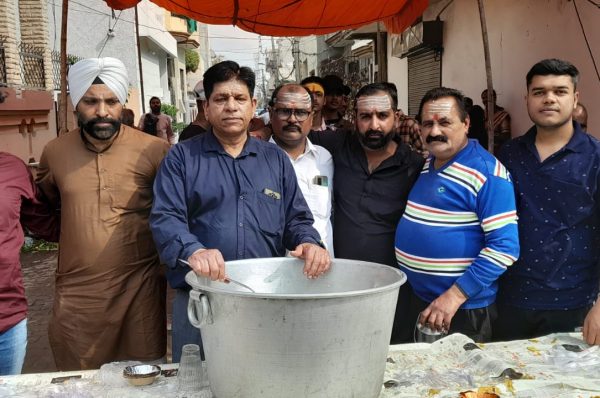 ਨੌਜਵਾਨ ਸਭਾ,ਸ਼ਾਸਤਰੀ ਨਗਰ,ਹਰਬੰਸ ਨਗਰ,ਬੰਟੀ ਪਰਮਾਰ ਸ਼ਿਵਰਾਤਰੀ ਤੇ ਲੰਗਰ ਦੀ ਸੇਵਾ ਕਰਦੇ ਹੋਏ