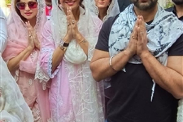 ਸੱਚਖੰਡ ਸ੍ਰੀ ਹਰਿਮੰਦਰ ਸਾਹਿਬ ਮੱਥਾ ਟੇਕਣ ਪਹੁੰਚੀਆਂ ਬਾਲੀਵੁੱਡ ਅਦਾਕਾਰਾ ਸ਼ਿਲਪਾ ਸ਼ੈਟੀ ਅਤੇ ਸ਼ਮਿਤਾ