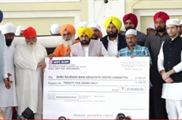 ਡੇਰਾ ਸਚਖੰਡ ਬੱਲਾਂ ਪੁੱਜੇ ਭਗਵੰਤ ਮਾਨ ਤੇ ਕੇਜਰੀਵਾਲ; ਸ੍ਰੀ ਗੁਰੂ ਰਵਿਦਾਸ ਬਾਣੀ ਅਧਿਐਨ ਕੇਂਦਰ ਲਈ ਸੌਂਪਿਆ 25 ਕਰੋੜ ਦਾ ਚੈੱਕ