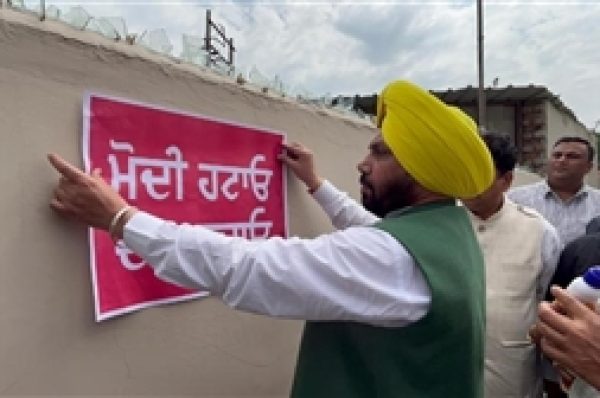 ਕੈਬਨਿਟ ਮੰਤਰੀ ਈਟੀਓ ਨੇ ਜਲੰਧਰ ’ਚ ਲਾਏ ‘ਮੋਦੀ ਹਟਾਓ, ਦੇਸ਼ ਬਚਾਓ’ ਦੇ ਪੋਸਟਰ