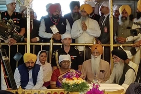ਸ੍ਰੀ ਦਰਬਾਰ ਸਾਹਿਬ ਵਿਖੇ ਪਹੁੰਚੇ ਰਾਸ਼ਟਰਪਤੀ ਦ੍ਰੌਪਦੀ ਮੁਰਮੂ, ਸੀਐੱਮ ਮਾਨ ਨੇ ਕੀਤਾ ਨਿੱਘਾ ਸਵਾਗਤ