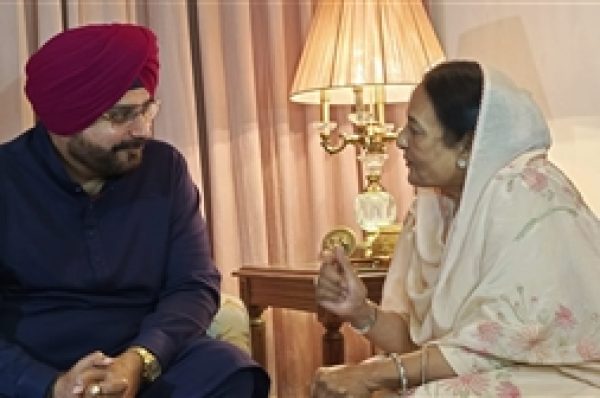 ਨਵਜੋਤ ਸਿੰਘ ਸਿੱਧੂ ਕਾਂਗਰਸੀ ਉਮੀਦਵਾਰ ਕਰਮਜੀਤ ਕੌਰ ਚੌਧਰੀ ਦੇ ਘਰ ਦੁੱਖ ਪ੍ਰਗਟ ਕਰਨ ਪੁੱਜੇ, ਥੋੜ੍ਹੀ ਦੇਰ ‘ਚ ਕਰਨਗੇ ਮੀਡੀਆ ਨੂੰ ਸੰਬੋਧਨ