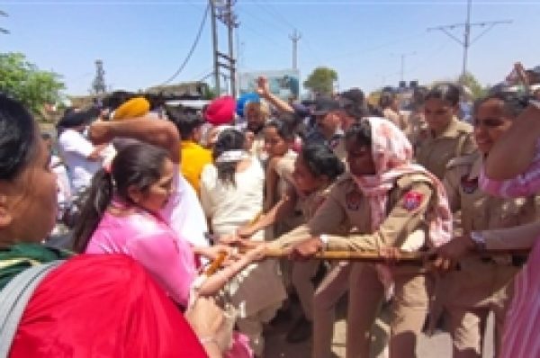 ਕੱਚੇ ਅਧਿਆਪਕਾਂ ਨੇ ਘੇਰੀ ਮੁੱਖ ਮੰਤਰੀ ਦੀ ਕੋਠੀ