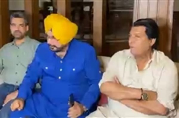 ਮਹਿੰਦਰ ਕੇਪੀ ਨਾਲ ਮੁਲਾਕਾਤ ਤੋਂ ਬਾਅਦ ਸਾਬਕਾ ਕੈਬਨਿਟ ਮੰਤਰੀ ਅਵਤਾਰ ਹੈਨਰੀ ਦੇ ਘਰ ਪਹੁੰਚੇ ਨਵਜੋਤ ਸਿੰਘ ਸਿੱਧੂ