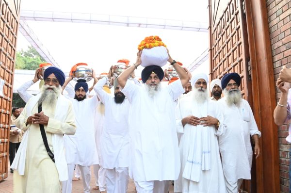 ਸਰਦਾਰ ਪ੍ਰਕਾਸ਼ ਸਿੰਘ ਬਾਦਲ ਦੀਆਂ ਅਸਥੀਆਂ ਲੈ ਕੇ ਸੁਖਬੀਰ ਸਿੰਘ ਬਾਦਲ ਪਰਿਵਾਰ ਸਮੇਤ ਸ੍ਰੀ ਕੀਰਤਪੁਰ ਸਾਹਿਬ ਲਈ ਰਵਾਨਾ