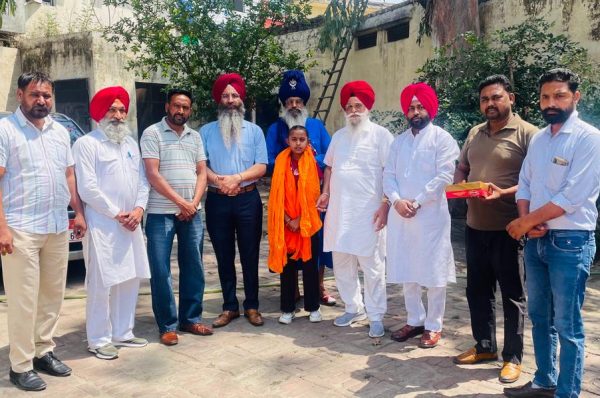 ਪੰਜਵੀਂ ਕਲਾਸ ਦੇ ਪੇਪਰਾਂ ਵਿੱਚ ਪੂਰੇ ਪੰਜਾਬ ਵਿੱਚੋ ਤੀਸਰਾ ਸਥਾਨ 96/ ਪਰਸੈਂਟ ਨੰਬਰ ਹਾਸਲ ਵਾਲੀ ਸੰਦੀਪ ਕੌਰ ਦੇ ਪਰਿਵਾਰ ਨੂੰ ਵਧੀਆ ਦਿੰਦੇ ਹੋਏ ਪੱਤਵੰਤੇ ਸੱਜਣ