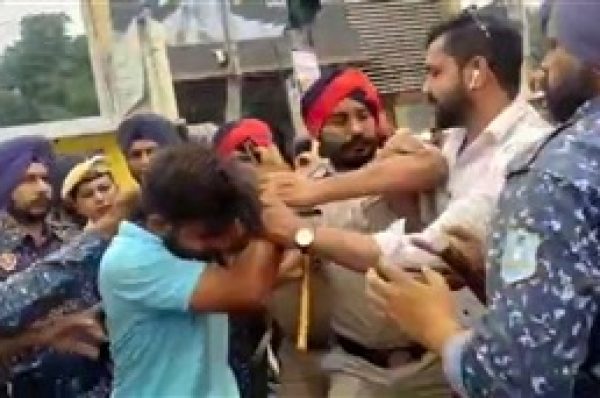 ਡਿਗਰੀਆਂ ਨਾ ਮਿਲਣ ਕਾਰਨ ਧਰਨੇ ‘ਤੇ ਬੈਠੇ ਵਿਦਿਆਰਥੀ, ਪੁਲਿਸ ਨੇ ਲਾਠੀਚਾਰਜ ਕਰ ਕੇ ਭਜਾਏ, ਕਈ ਵਿਦਿਆਰਥੀ ਜ਼ਖ਼ਮੀ