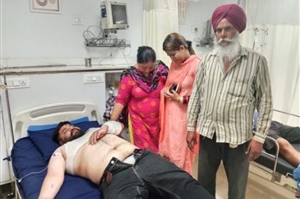 ਅੱਖਾਂ ‘ਚ ਮਿਰਚਾਂ ਪਾ ਕੇ ਲੁੱਟੇ ਸਾਢੇ 10 ਲੱਖ ਰੁਪਏ, ਅੰਮ੍ਰਿਤਸਰ ‘ਚ ਚਾਰ ਨਕਾਬਪੋਸ਼ ਲੁਟੇਰਿਆਂ ਨੇ ਕੀਤੀ ਵੱਡੀ ਵਾਰਦਾਤ