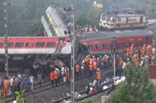 ਬਾਲਾਸੋਰ ਰੇਲ ਹਾਦਸਾ:ਰੇਲਵੇ ਵਲੋਂ 238 ਮੌਤਾਂ ਦੀ ਪੁਸ਼ਟੀ, ਪੰਜ ਕਿਲੋਮੀਟਰ ਤੱਕ ਰੇਲ ਗੱਡੀਆਂ ਦੀ ਸੁਣਾਈ ਦਿੱਤੀ ਟੱਕਰ ਦੀ ਆਵਾਜ਼, ਕਿਸੇ ਦਾ ਹੱਥ ਕੱਟਿਆ ਗਿਆ ਤੇ ਕਿਸੇ ਦੀ ਲੱਤ,