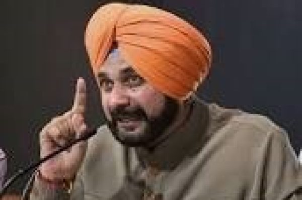 ਨਵਜੋਤ ਸਿੱਧੂ ਨੇ ਪਿਤਾ ਦੇ ਦੋ ਵਿਆਹ ਬਾਰੇ ਮੁੱਖ ਮੰਤਰੀ ਨੂੰ ਦਿੱਤਾ ਜਵਾਬ ” ਜੀਉਂਦਿਆਂ ਦਾ ਸਤਿਕਾਰ ਨਹੀਂ ਕਰ ਸਕਦੇ, ਤਾਂ ਮਰੇ ਹੋਏ ਲੋਕਾਂ ਦਾ ਸਤਿਕਾਰ ਕਰਨਾ ਸਿੱਖੋ”