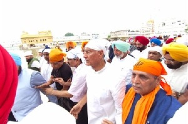 ਭਾਜਪਾ ਦੇ ਨਵ-ਨਿਯੁਕਤ ਸੂਬਾ ਪ੍ਰਧਾਨ ਸੁਨੀਲ ਜਾਖੜ ਸ੍ਰੀ ਹਰਿਮੰਦਰ ਸਾਹਿਬ ਮੱਥਾ ਟੇਕਣ ਪਹੁੰਚੇ, ਸੂਬਾਈ ਲੀਡਰਸ਼ਿਪ ਸਮੇਤ ਕਈ ਸੀਨੀਅਰ ਆਗੂ ਵੀ ਮੌਜੂਦ