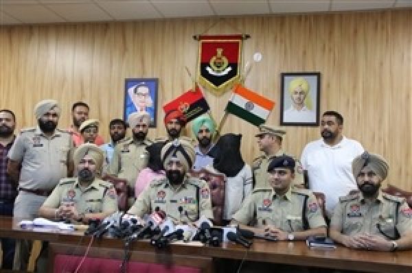 ਲੁਧਿਆਣਾ ‘ਚ ਵਹਿਸ਼ਤ ! ਬੁੱਲ੍ਹਾਂ ਨੂੰ ਫੈਵੀ ਕੁਈਕ ਲਗਾ ਕੇ ਆਰੀ ਨਾਲ ਵੱਢੀ ਸੀ ਧੌਣ, ਸੀਰੀਅਲ ਕਿਲਰ ਜੋੜਾ ਗ੍ਰਿਫ਼ਤਾਰ, ਸਿਰ ਵੀ ਬਰਾਮਦ