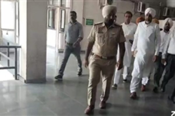 ਸਾਬਕਾ ਵਿੱਤ ਮੰਤਰੀ ਮਨਪ੍ਰੀਤ ਸਿੰਘ ਬਾਦਲ ਵਿਜੀਲੈਂਸ ਅੱਗੇ ਪੇਸ਼, ਵਪਾਰਕ ਜਗ੍ਹਾ ਨੂੰ ਕੌਡੀਆਂ ਦੇ ਭਾਅ ਖਰੀਦਣ ਦੇ ਮਾਮਲੇ ਦੀ ਹੋਵੇਗੀ ਪੁੱਛ – ਗਿੱਛ