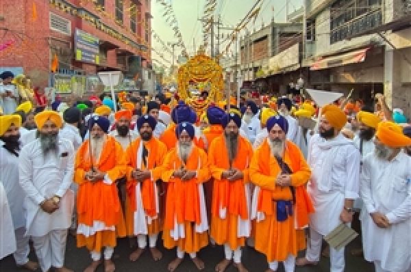 ਸ੍ਰੀ ਗੁਰੂ ਗ੍ਰੰਥ ਸਾਹਿਬ ਜੀ ਦੇ ਪਹਿਲੇ ਪ੍ਰਕਾਸ਼ ਪੁਰਬ ਮੌਕੇ ਸਜਾਇਆ ਗਿਆ ਵਿਸ਼ਾਲ ਨਗਰ ਕੀਰਤਨ
