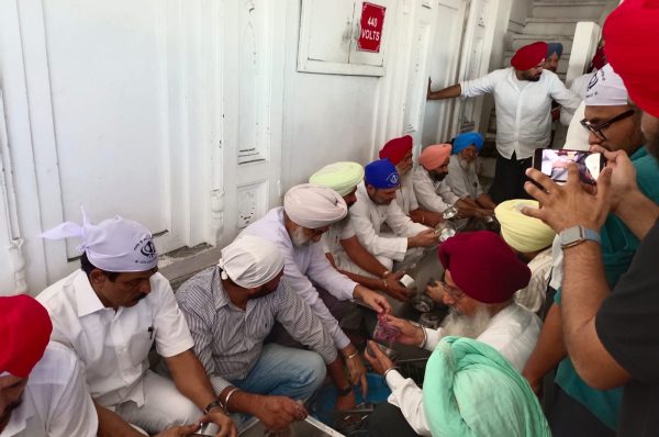 ਸ੍ਰੀ ਹਰਿਮੰਦਰ ਸਾਹਿਬ ਨਤਮਸਤਕ ਹੋਏ ਰਾਹੁਲ ਗਾਂਧੀ, ਜੂਠੇ ਬਰਤਨ ਸਾਫ਼ ਕਰਨ ਦੀ ਕੀਤੀ ਸੇਵਾ