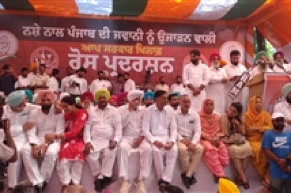 ਫਰੀਦਕੋਟ ਦੇ ਮਿੰਨੀ ਸਕੱਤਰੇਤ ‘ਚ ਕਾਂਗਰਸ ਪਾਰਟੀ ਵਲੋਂ ਆਪ ਸਰਕਾਰ ਖਿਲਾਫ ਦਿੱਤਾ ਜਾ ਰਿਹਾ ਰਾਜ ਪੱਧਰੀ ਧਰਨਾ