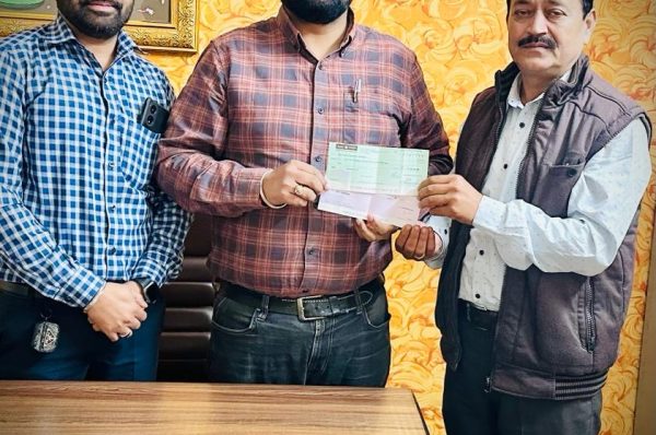 ਐੱਸ. ਡੀ. ਓ. ਪ੍ਰਸ਼ਾਂਤ ਕੁਮਾਰ ਜੀ ਨੂੰ ਸੌਂਪੇ 5 ਲੱਖ ਰੁਪਏ ਦੇ ਚੈੱਕ