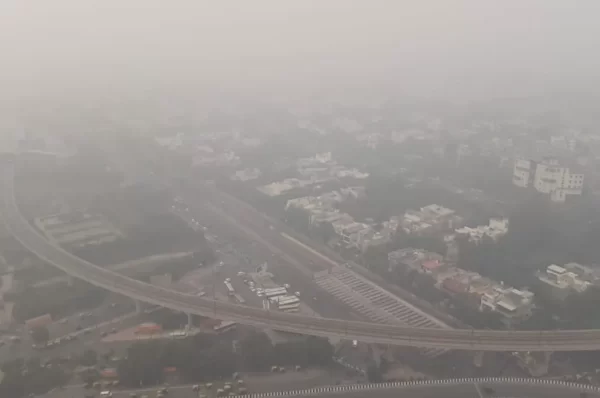 ਹਰ ਸਾਹ ਨਾਲ ਸਾਹ ਲੈ ਰਹੀ ਹੈ ਦਿੱਲੀ ਦੀ ਜ਼ਹਿਰੀਲੀ ਹਵਾ, ਰੋਜ਼ਾਨਾ 40 ਤੋਂ 50 ਸਿਗਰਟਾਂ ਦਾ ਧੂੰਆਂ ਬਿਨਾਂ ਪੀਤੇ ਲੈ ਰਹੇ ਲੋਕ