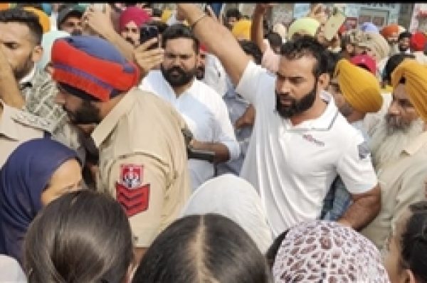 ਲੱਖਾ ਸਿਧਾਣਾ ਨੂੰ ਸਾਥੀਆਂ ਸਮੇਤ ਪੁਲਿਸ ਨੇ ਹਿਰਾਸਤ ‘ਚ ਲਿਆ, ਸਕੂਲ ਖਿਲਾਫ ਦੇ ਰਹੇ ਸੀ ਧਰਨਾ