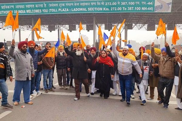 Jalandhar News : ਬੰਦੀ ਸਿੰਘਾਂ ਦੀ ਰਿਹਾਈ ਨੂੰ ਲੈ ਕੇ ਟੋਲ ਪਲਾਜ਼ਾ ‘ਤੇ ਲਗਾਇਆ ਧਰਨਾ, 2 ਘੰਟਿਆਂ ਲਈ ਕੀਤਾ ਫ੍ਰੀ