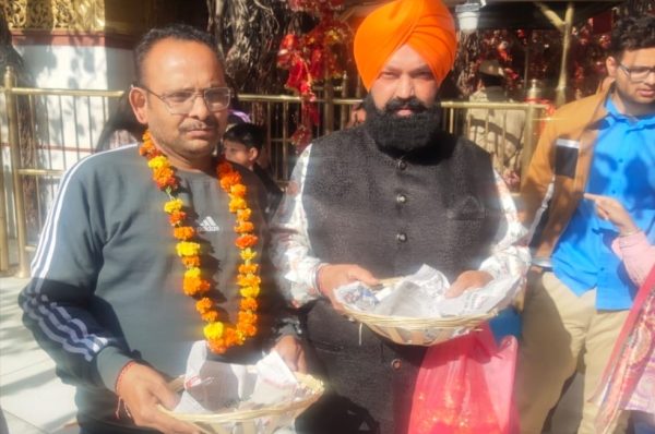 ਪਾਪੀਆਂ ਦੇ ਨਾਸ਼ ਵਾਸਤੇ ਮਾਤਾ ਚਿੰਤਪੁਰਨੀ ਦੇ ਦਰਬਾਰ ਵਿੱਚ ਅਰਦਾਸ ਕਰਦੇ ਹੋਏ ਸਰਦਾਰ ਹਰਦੇਵ ਸਿੰਘ ਤੇ ਸੰਜੀਵ ਗੁਪਤਾ ਜੀ ਅਤੇ ਦੇਸ਼ ਵਿੱਚ ਚੰਗੀ ਸਰਕਾਰ ਦੀ ਕਾਮਨਾ ਲਈ ਕੀਤੀ ਅਰਦਾਸ