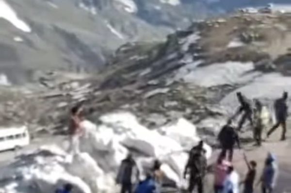 ਹਿਮਾਚਲ ਪ੍ਰਦੇਸ਼ ਦੇ ਵਿੱਚ ਪਹਾੜੀ ਲੋਕਾ ਵੱਲੋਂ ਪੰਜਾਬ ਦੇ ਲੋਕਾਂ ਤੇ ਡਰਾਈਵਰ ਭਾਈਚਾਰੇ ਉਪੱਰ ਪੱਥਰ ਮਾਰਨਾ ਗੱਲਤ