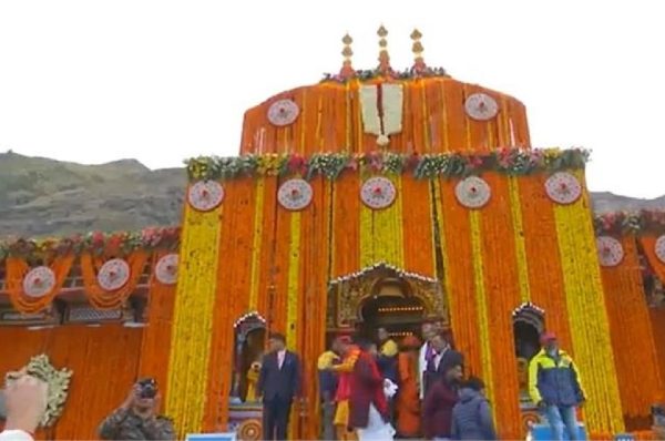 ਬਦਰੀਨਾਥ ਧਾਮ ਦੇ ਖੁੱਲ੍ਹੇ ਕਿਵਾੜ; ਪੁਜਾਰੀਆਂ ਨੇ ਕੀਤੀ ਸ਼੍ਰੀਹਰੀ ਦੀ ਪੂਜਾ, 40 ਕੁਇੰਟਲ ਫੁੱਲਾਂ ਨਾਲ ਸਜਾਇਆ ਮੰਦਰ
