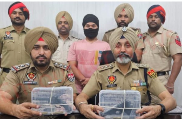 ਸ਼ਾਹਕੋਟ ’ਚ ਨਾਕਾਬੰਦੀ ਦੌਰਾਨ ਯੁਵਕ ਕਾਬੂ, 2 ਅਵੇਧ ਹਥਿਆਰ ਬਰਾਮਦ ਪੁਲਿਸ ਨੇ ਆਰਮਜ਼ ਐਕਟ ਤਹਿਤ ਦਰਜ ਕੀਤਾ ਕੇਸ, ਪੁਛਗਿੱਛ ਦੌਰਾਨ ਹੋਰ ਹਥਿਆਰ ਵੀ ਮਿਲਿਆ