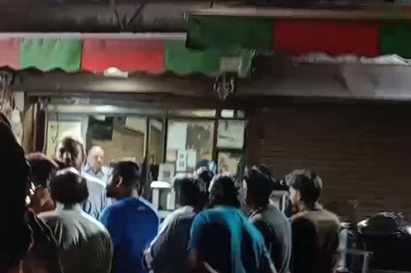 ਮਿਲਾਪ ਚੌਂਕ ਵਿਖੇ ਨਿਹੰਗ ਬਾਣੇ ਵਾਲੇ ਨੌਜਵਾਨਾਂ ਵੱਲੋਂ ਦੁਗਲ ਚਾਪ ਸ਼ਾਪ ‘ਤੇ ਹਮਲਾ, ਨੰਗੀ ਤਲਵਾਰਾਂ ਨਾਲ ਕੀਤੀ ਗੁੰਡਾਗਰਦੀ, ਸੀਸੀਟੀਵੀ ‘ਚ ਕੈਦ ਹੋਈ ਵਾਰਦਾਤ