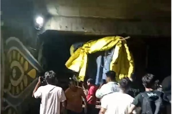 ਜਲੰਧਰ ‘ਚ ਵੱਡਾ ਹਾਦਸਾ: ਅੰਡਰਬ੍ਰਿਜ਼ ‘ਚ ਫੰਸਿਆ ਅਮਰਨਾਥ ਯਾਤਰਾ ਲਈ ਸਮਾਨ ਲਿਜਾ ਰਿਹਾ ਟਰੱਕ, ਛਤ ‘ਤੇ ਬੈਠੇ 3 ਵਿਅਕਤੀ ਫਸੇ ਵਿੱਚੋਂ 1 ਗੰਭੀਰ ਜ਼ਖਮੀ