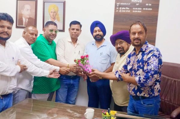 ਜਲੰਧਰ ਦੇ ਨਵੇਂ ਵਾਧੂ ਡੀ.ਪੀ.ਆਰ.ਓ. ਹਰਦੇਵ ਸਿੰਘ ਆਸੀ ਦਾ ਸਨਮਾਨ, ਪੱਤਰਕਾਰਾਂ ਦੀਆਂ ਸਮੱਸਿਆਵਾਂ ਸੁਣੀਆਂ