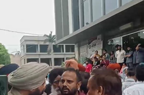 ਅਰਮਾਨ ਹਸਪਤਾਲ ਜਲੰਧਰ ‘ਚ ਸਪਾਈਨ ਸਰਜਰੀ ਦੌਰਾਨ ਮਹਿਲਾ ਦੀ ਮੌਤ, ਪਰਿਵਾਰ ਤੇ ਭਾਜਪਾ ਵਰਕਰਾਂ ਵਲੋਂ ਹੰਗਾਮਾ