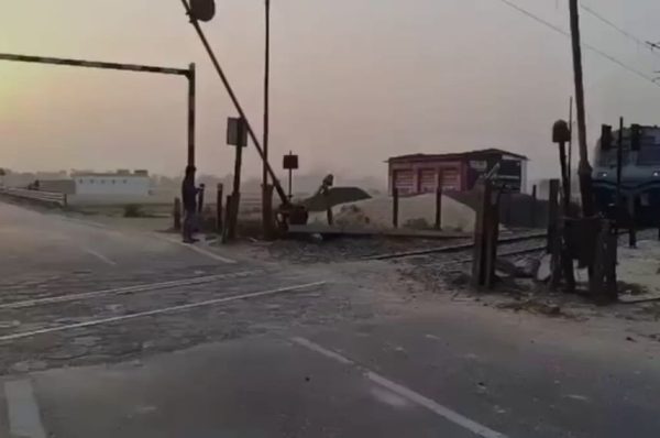 ਲੋਹੀਆਂ ਰੇਲਵੇ ਫਾਟਕ ‘ਤੇ ਵੱਡਾ ਹਾਦਸਾ ਟਲਿਆ, ਗੇਟਮੈਨ ਦੀ ਲਾਪਰਵਾਹੀ ਨਾਲ ਹੋ ਸਕਦੀ ਸੀ ਜਾਨੀ ਨੁਕਸਾਨ – ਲੋਕੋ ਪਾਇਲਟ ਦੀ ਸੂਝਬੂਝ ਨਾਲ ਬਚਿਆ ਹਾਦਸਾ