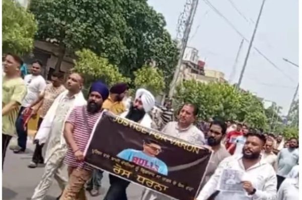 ਵਰੁਣ ਹੱਤਿਆਕਾਂਡ ਮਾਮਲੇ ‘ਚ ਫਰਾਰ ਦੋਸ਼ੀਆਂ ਦੀ ਗ੍ਰਿਫ਼ਤਾਰੀ ਨਾ ਹੋਣ ‘ਤੇ ਪਰਿਵਾਰ ਨੇ ਕੀਤਾ ਰੋਸ ਪ੍ਰਗਟ, ਰਵੀਦਾਸ ਚੌਂਕ ‘ਚ ਧਰਨਾ