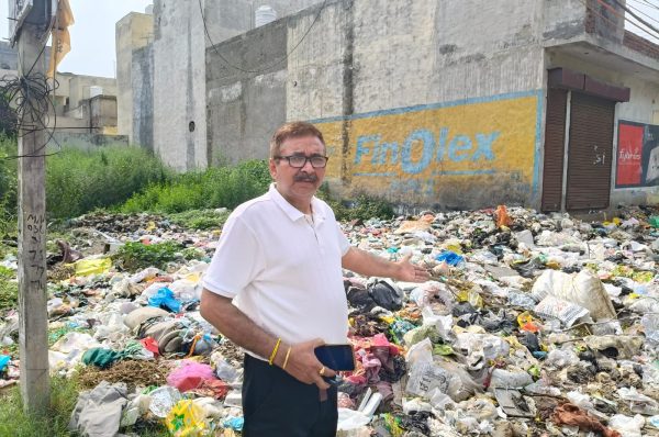 ਸਵੱਛਤਾ ਸਰਵੇ ਦੀ ਰੈਂਕਿੰਗ ’ਤੇ ਖੜੇ ਹੋਏ ਸਵਾਲ: ਕਾਂਗਰਸੀ ਪਾਰਸ਼ਦ ਪਵਨ ਕੁਮਾਰ ਨੇ ਜਲੰਧਰ ਦੇ ਕਈ ਇਲਾਕਿਆਂ ‘ਚ ਲੱਗੇ ਕੂੜੇ ਦੇ ਢੇਰਾਂ ਦੀਆਂ ਤਸਵੀਰਾਂ ਜਾਰੀ ਕਰ ਸਰਕਾਰ ਨੂੰ ਲਿਆ ਘੇਰੇ