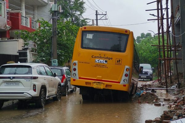 ਵਡਾਲਾ ਚੌਕ ਬੰਬੇ ਨਗਰ ‘ਚ ਖਤਰਨਾਕ ਖੱਡਾ, ਸਕੂਲ ਬੱਸ ਡਿੱਗੀ – ਨਿਵਾਸੀਆਂ ਨੇ ਜਤਾਈ ਚਿੰਤਾ