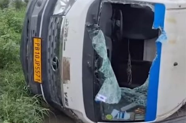 ਫਿਲੌਰ ਨੇੜੇ ਭਿਆਨਕ ਸੜਕ ਹਾਦਸਾ: 3 ਦੀ ਮੌਤ, 3 ਜਖਮੀ – ਟਾਇਲਾਂ ਭਰੀਆਂ ਛੋਟਾ ਹਾਥੀ ਡਿਵਾਈਡਰ ਨਾਲ ਟਕਰਾ ਕੇ ਪਲਟੀਆਂ